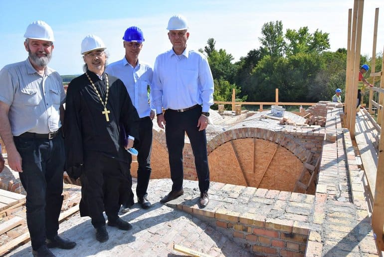«Наша новая жемчужина»: в венгерском Хевизе власти помогают строить православный храм