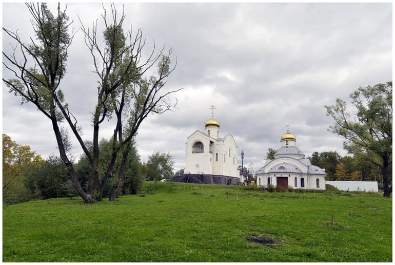 Останки защитников Ленинграда захоронили у петербургского храма