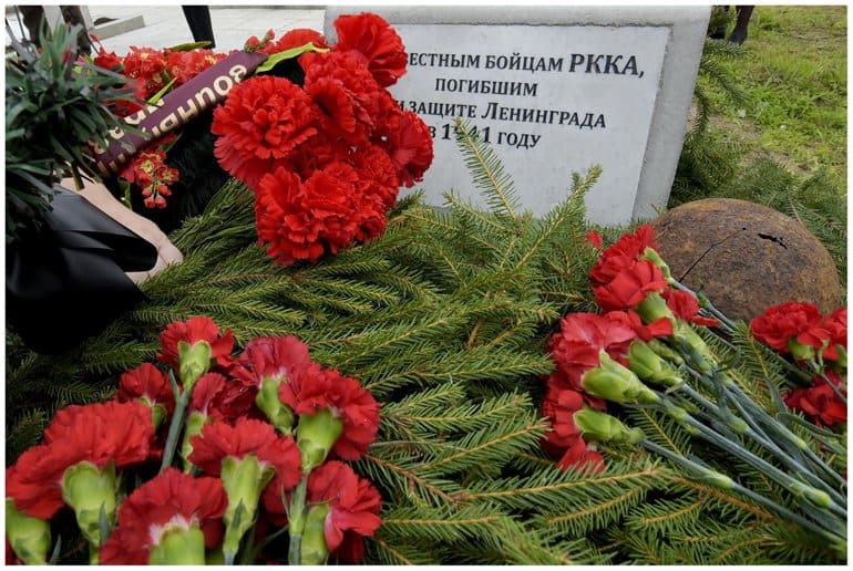 Останки защитников Ленинграда захоронили у петербургского храма