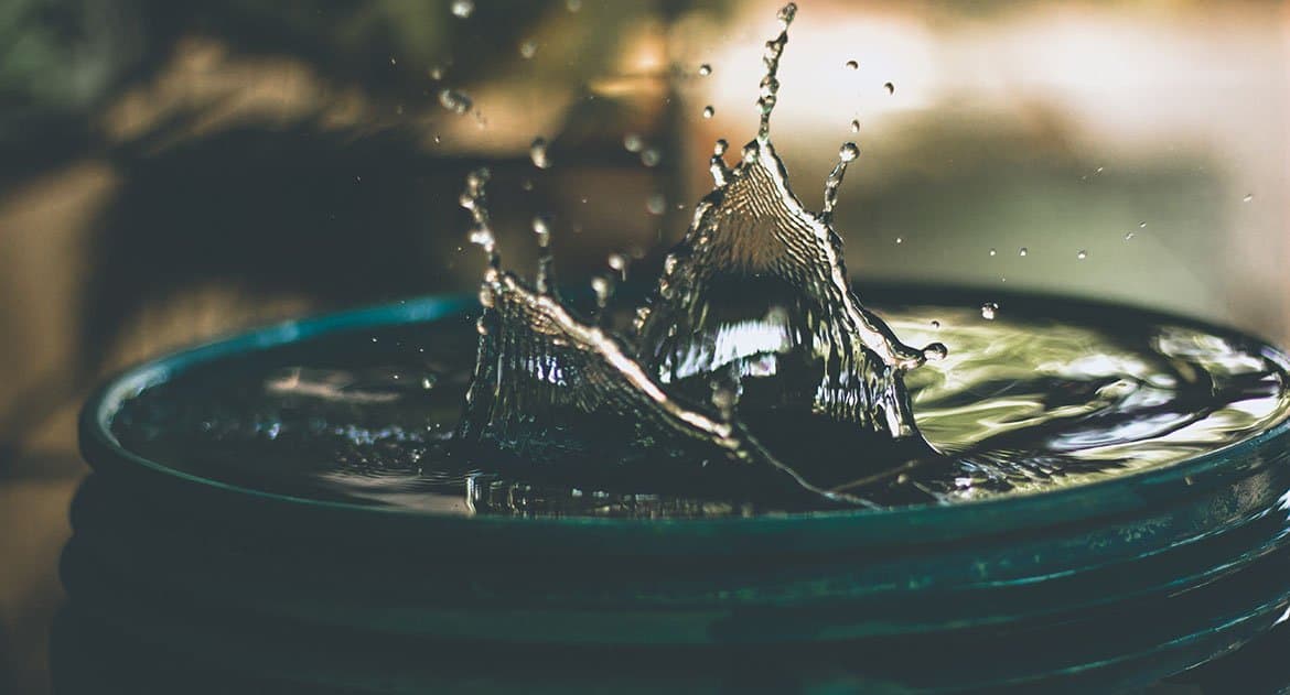 Можно ли смешивать крещенскую воду и воду с молебна?