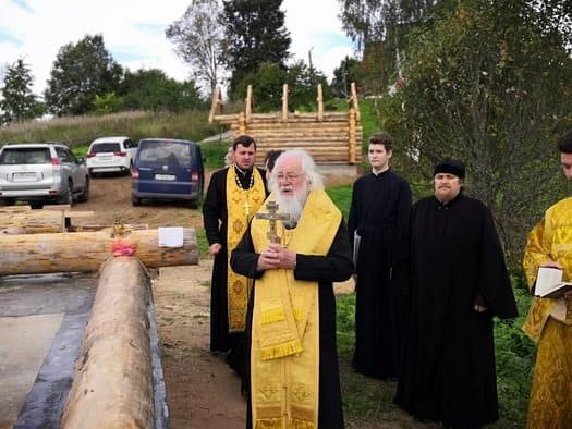 Известный московский художник строит храм в деревне на Валдае