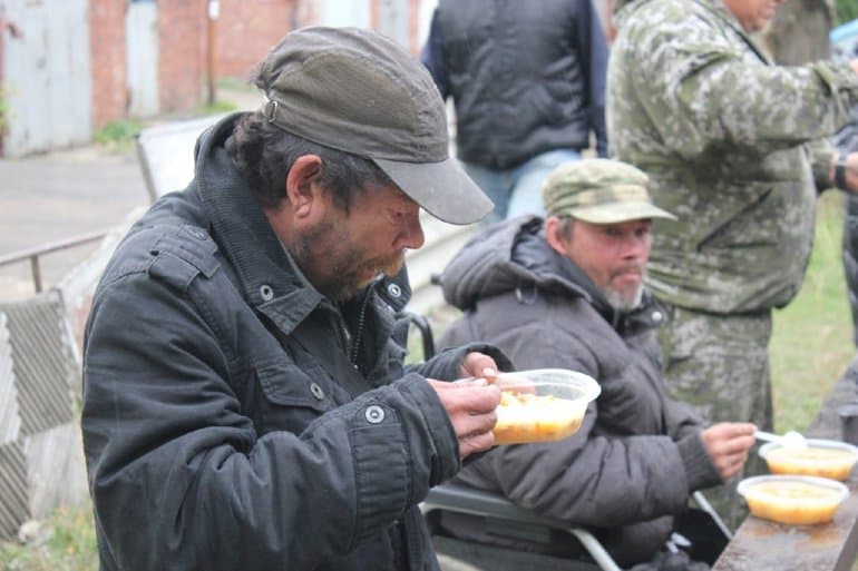 Омский храм организовал уличные пункты питания для бездомных