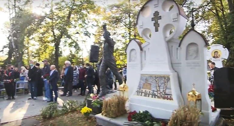 Художнику Илье Глазунову открыли памятник на Новодевичьем кладбище