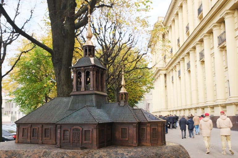 На месте первого петербургского храма установили его уменьшенную копию