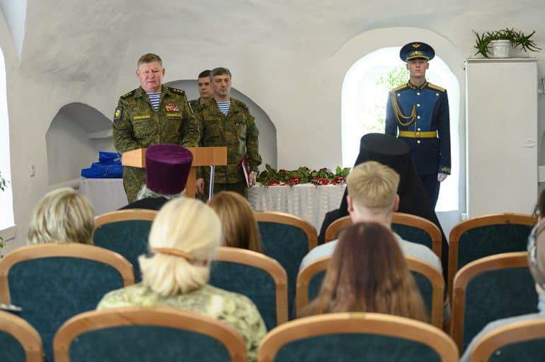 Священник передал военным архив о псковских героях-десантниках, который собирал 20 лет