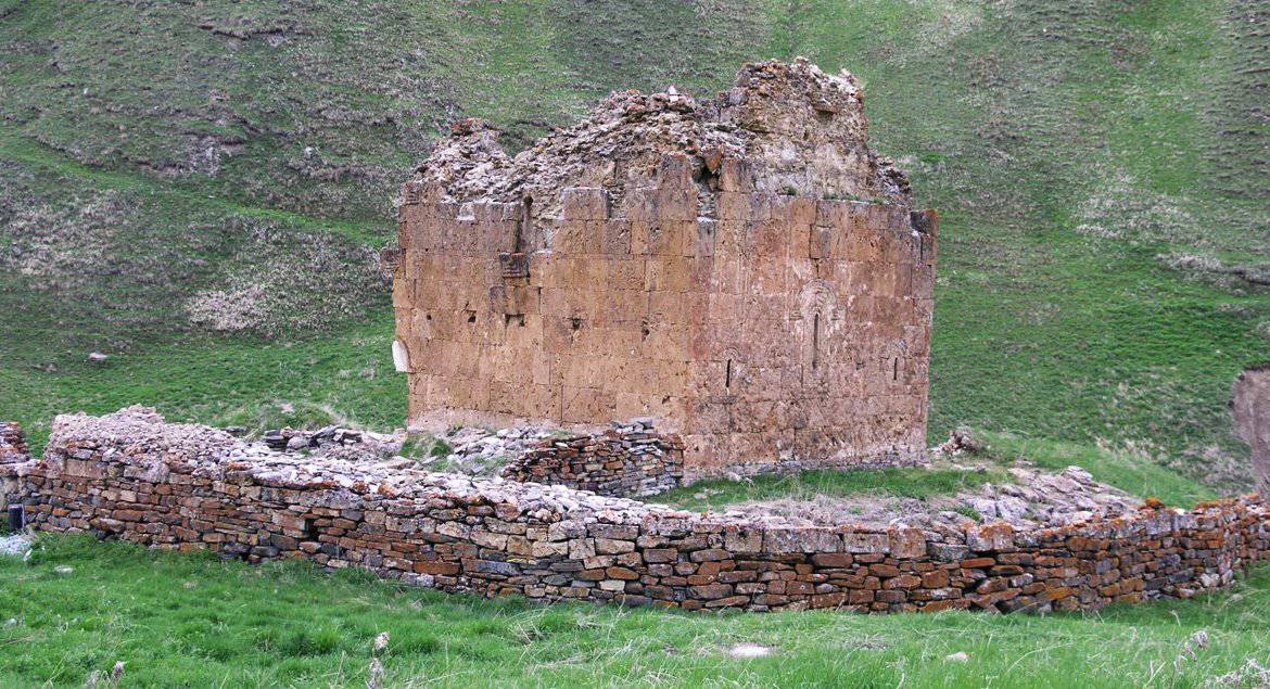 В Северной Осетии отодвинут реку, чтобы спасти «парящий над пропастью» древний храм