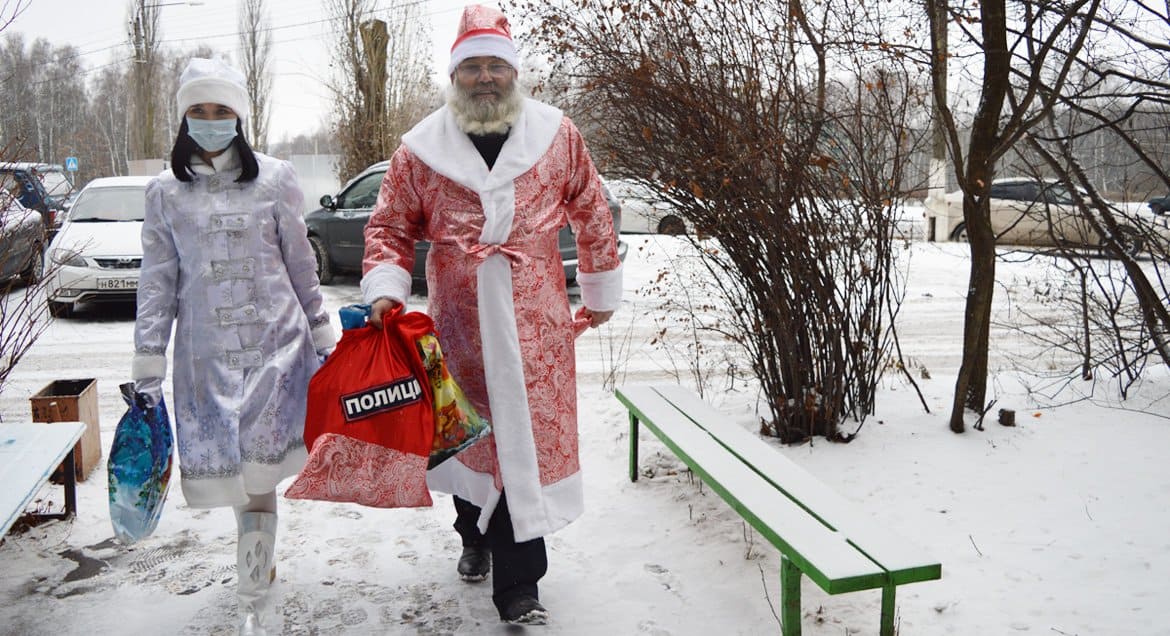 В Железногорске священник стал Дедом Морозом