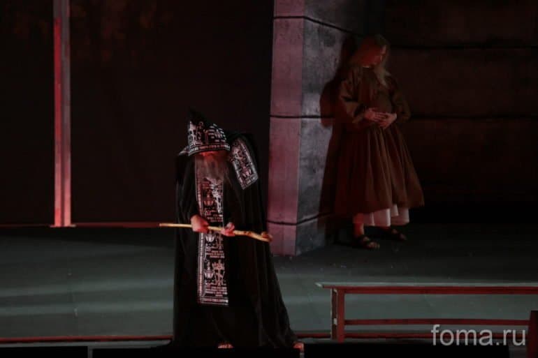 Премьера «Лавра» во МХАТе: каким получился спектакль по «юродивому» тексту Водолазкина