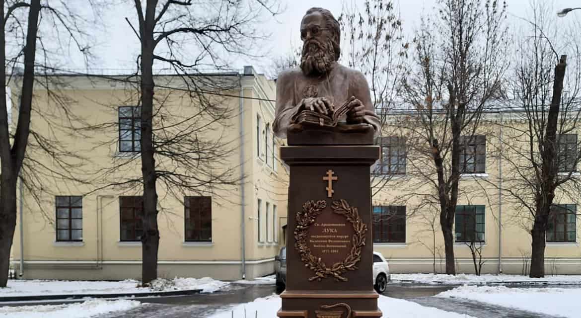 Памятник святому Луке Крымскому установили в парке больницы святителя Алексия