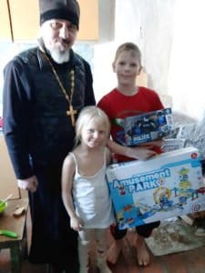 Священник Арсеньевской епархии пятый год собирает и развозит подарки к Рождеству детям из малоимущих семей