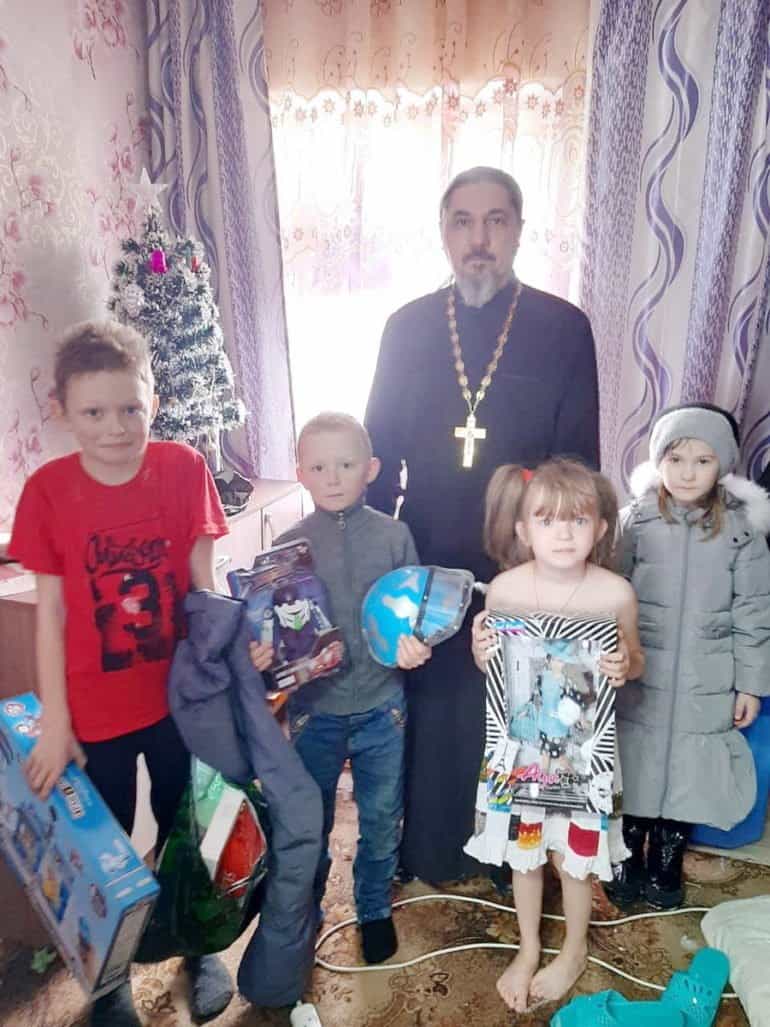 Священник Арсеньевской епархии пятый год собирает и развозит подарки к Рождеству детям из малоимущих семей