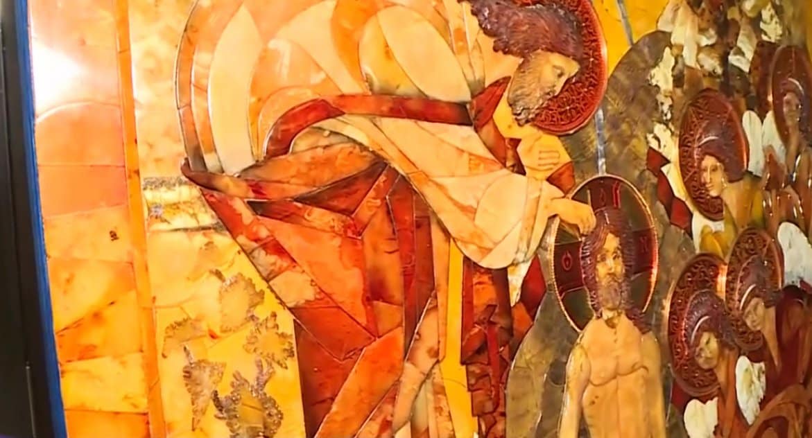 В Петербурге представили уникальную икону из янтаря «Крещение Господне»