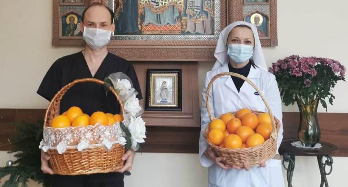 Патриарх Кирилл передал в больницы и соцучреждения Москвы тонну египетских апельсинов