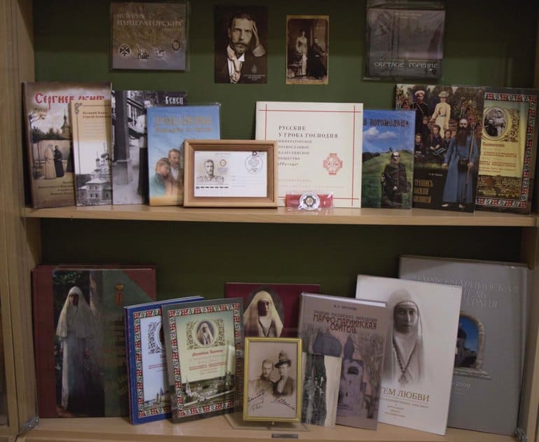 Тульские семинаристы знакомятся с целой подборкой книг о Романовых