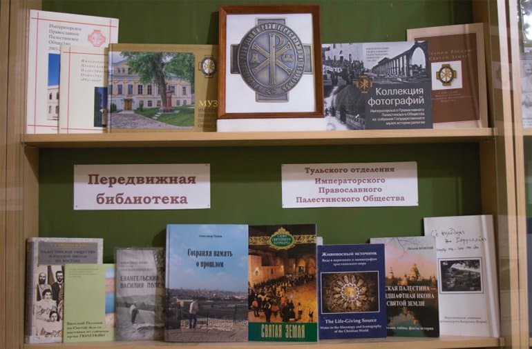 Тульские семинаристы знакомятся с целой подборкой книг о Романовых