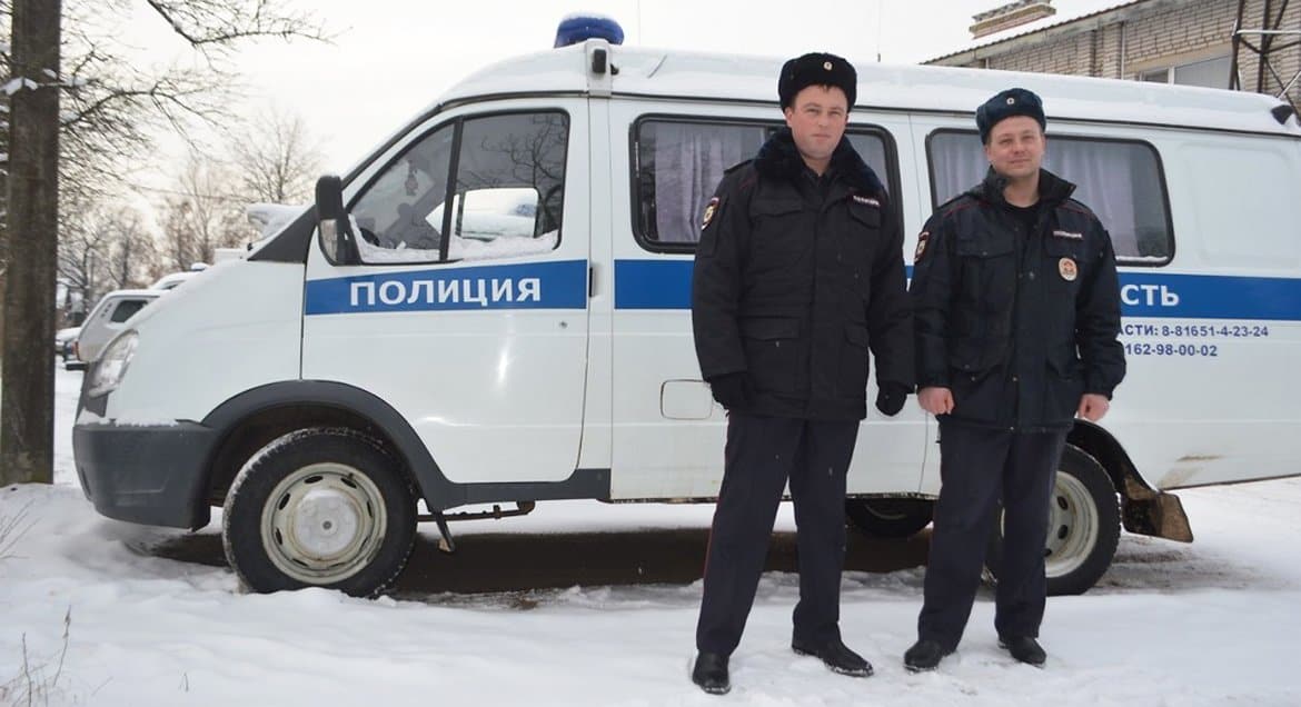 Новгородские полицейские спасли замерзавшего в снегу мальчика