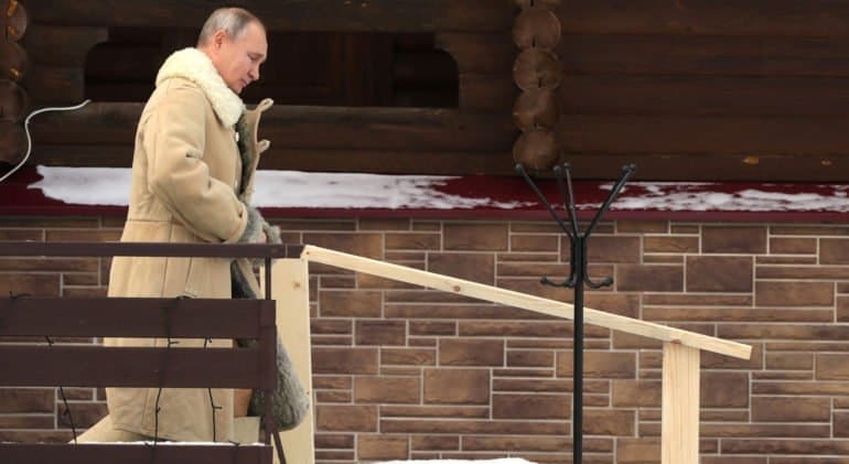 На Крещение Господне Владимир Путин окунулся в купель