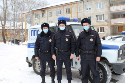 На Урале полицейские 6 километров по лесу несли на себе чуть не замерзшего пенсионера