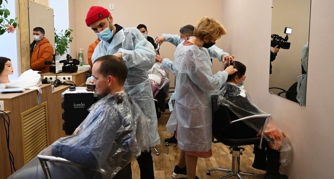 Сразу две парикмахерских для бездомных открыли при участии Церкви в Уфе