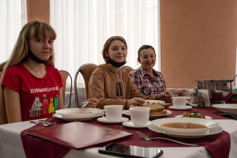 Многодетные семьи Колпашевской епархии провели выходные в санатории благодаря клубу 