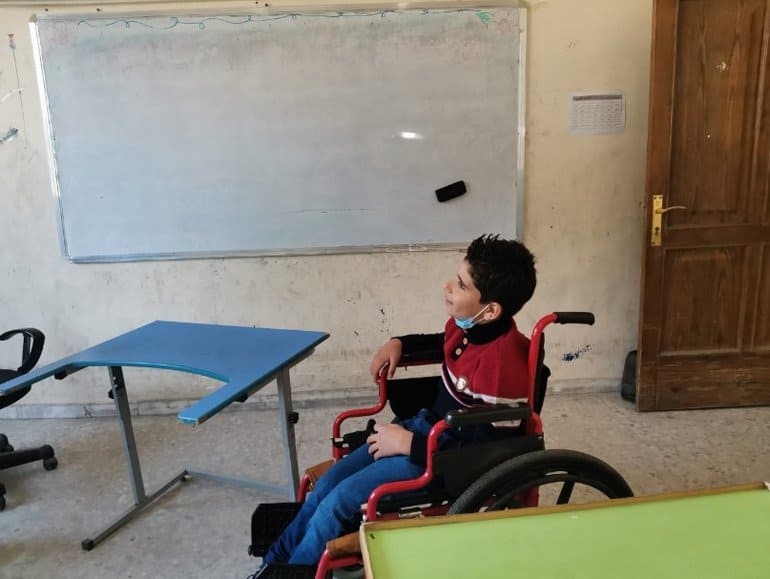 При участии Церкви детям-инвалидам в Сирии передали коляски и подарки