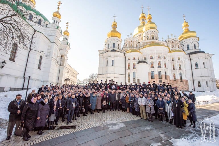Представители захваченных храмов Украинской Церкви попросили Президента Украины защитить их семьи