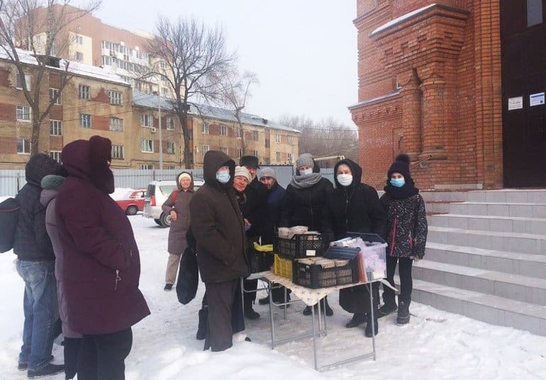 В Саратове православные волонтеры кормят бездомных и собирают продукты для нуждающихся