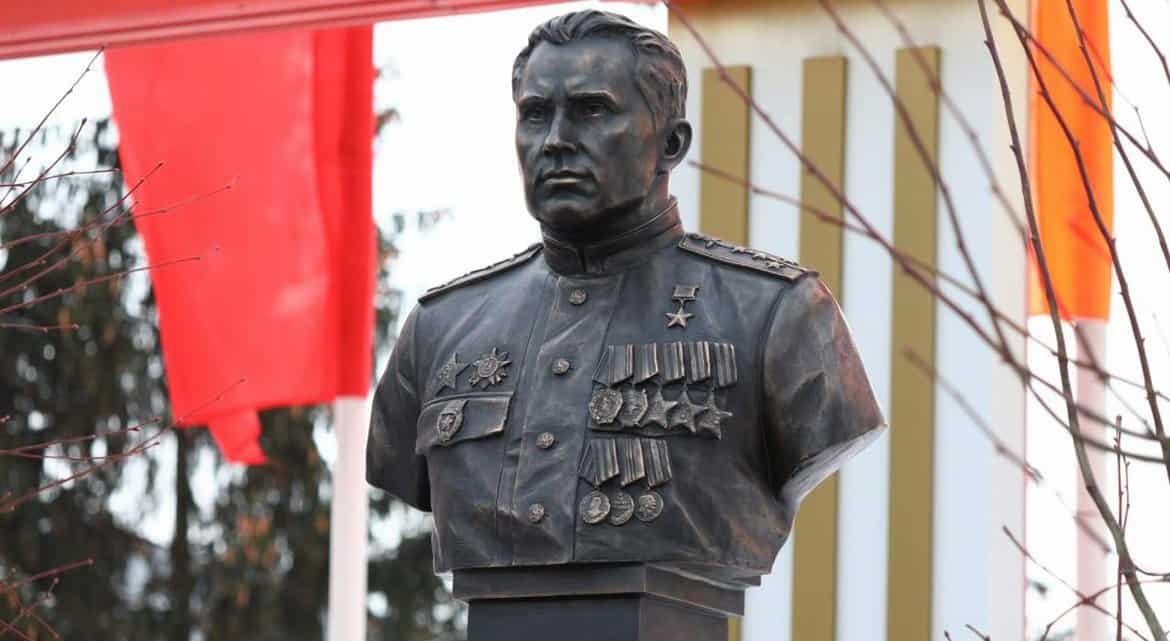 Сбежал из плена и снова в небо: в Тамбове открыли памятник летчику-асу Ивану Драченко