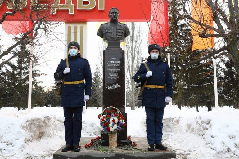 Сбежал из плена и снова в небо: в Тамбове открыли памятник летчику-асу Ивану Драченко