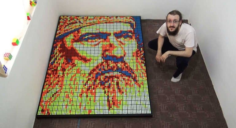 В благодарность за совет: художник сложил портрет архиепископа из кубиков Рубика