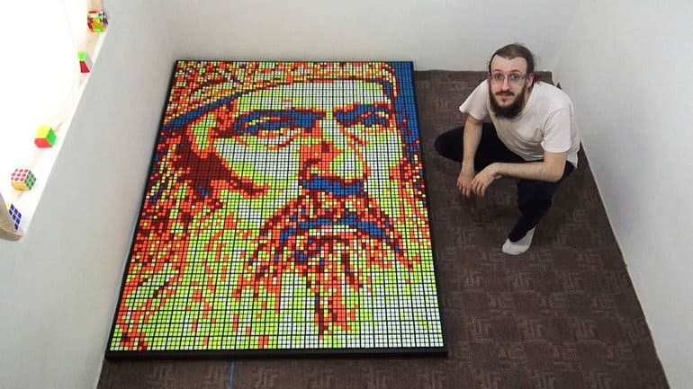В благодарность за совет: художник сложил портрет архиепископа из кубиков Рубика
