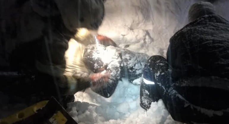 В Новокузнецке спасли женщину, которая 10 часов была завалена снегом