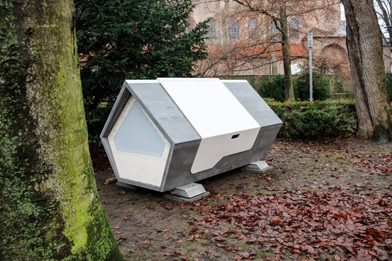 В Германии для бездомных устанавливают спальные капсулы с солнечными батареями