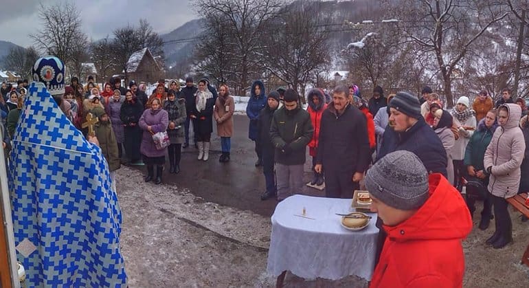 В Закарпатье изгнанная из своего храма община канонической Церкви молится на улице даже в холода