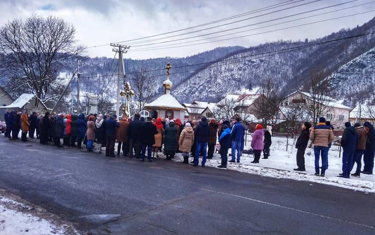 В Закарпатье изгнанная из своего храма община канонической Церкви молится на улице даже в холода