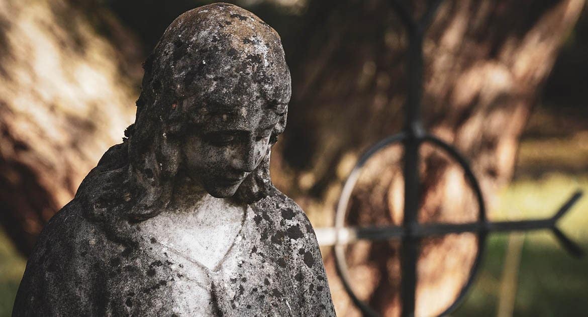 Плохо ли надеть крестик на кладбище?
