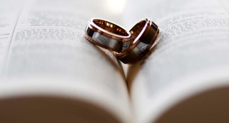 Муж потерял обручальное кольцо. Для венчания нужно покупать кольца обоим?