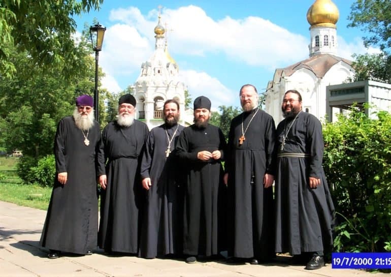 «Вдруг пьяные парни увидели, как из тьмы выходят пять бородачей в черных одеждах» — как священник из Новой Зеландии настоящую Россию открывал