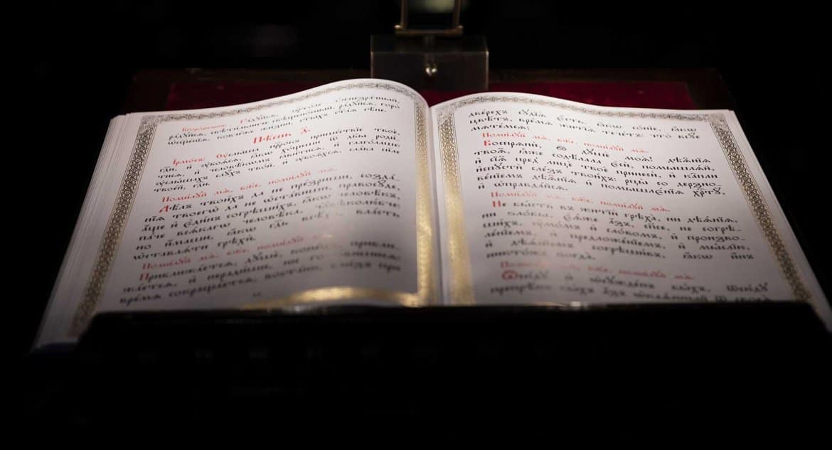 Прихожане Покровского собора в Шахтах установили необычную традицию чтения Нового Завета