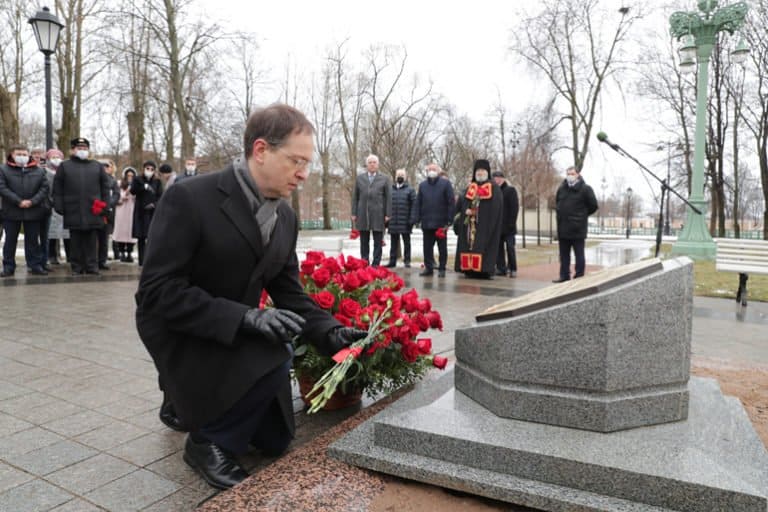 Заложен кронштадт. Памятник Кронштадтскому мятежу в Кронштадте. Памятник к 100-летию Кронштадтского Восстания. Кронштадт памятник восстанию. Кронштадт, парк памятник Кронштадтскому мятежу.