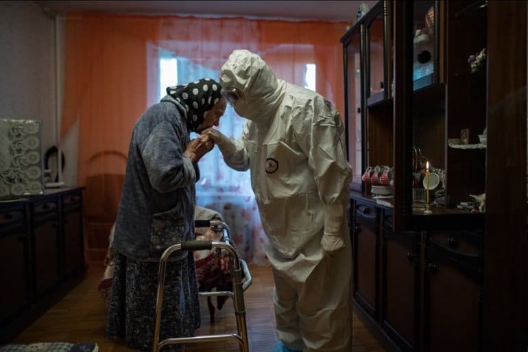 Российский фотограф победил в международном конкурсе с фото о причастии в пандемию