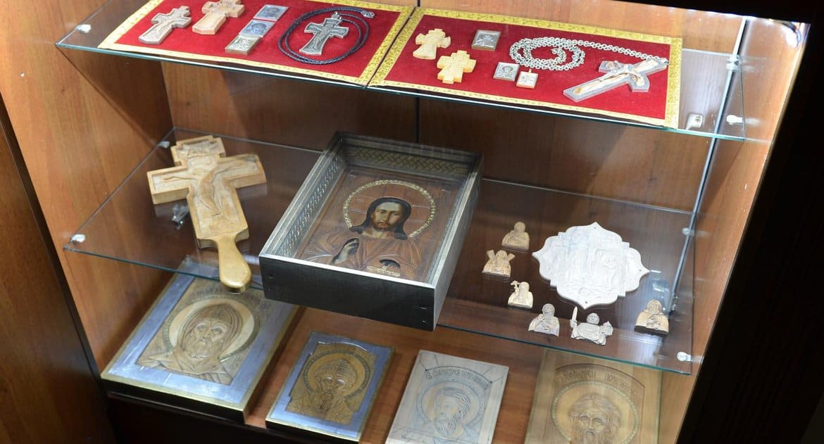В Новосибирске показывают резные иконы священника, умершего из-за ковида