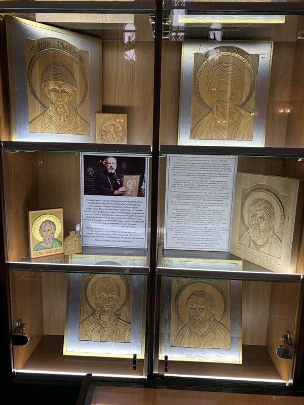 В Новосибирске показывают резные иконы священника, умершего из-за ковида