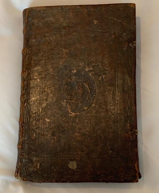 Священнослужитель подарил Беларуси завещанную ему редкую книгу XVII века