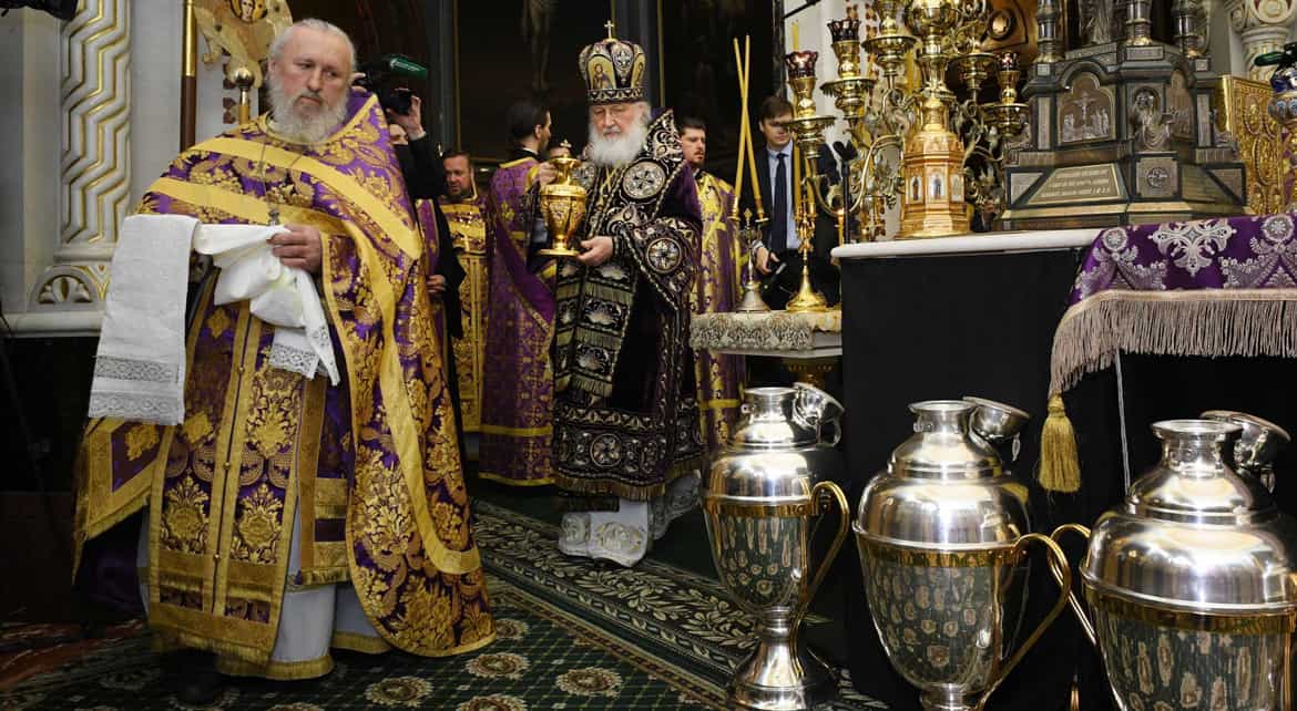 Патриарх Кирилл освятил миро в храме Христа Спасителя
