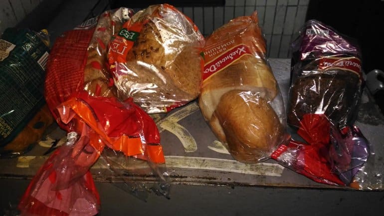 Тайный благотворитель в Химках регулярно оставляет в подъезде хлеб нуждающимся