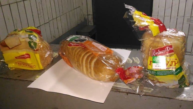 Тайный благотворитель в Химках регулярно оставляет в подъезде хлеб нуждающимся