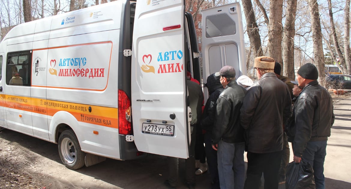 «Автобус милосердия» поехал к бездомным Омска