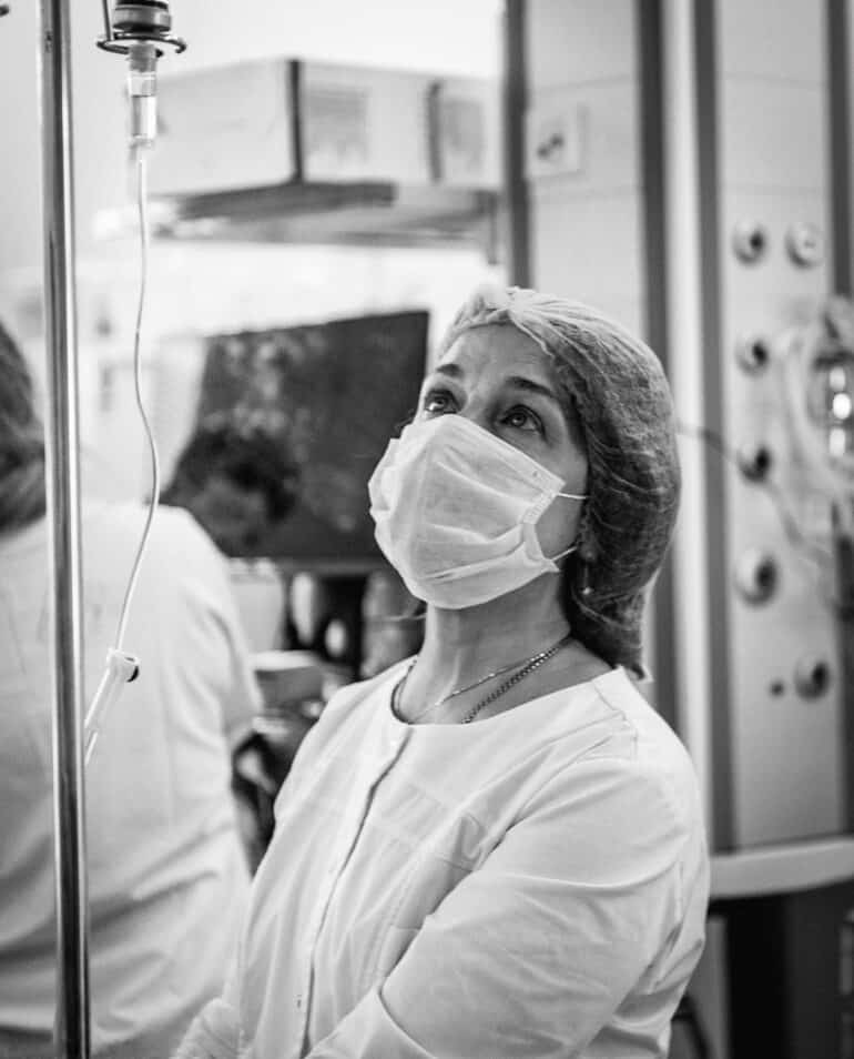 «Однажды мне разрешили на  работе поснимать...» — 5 любимых фотографий мамы и операционной медсестры