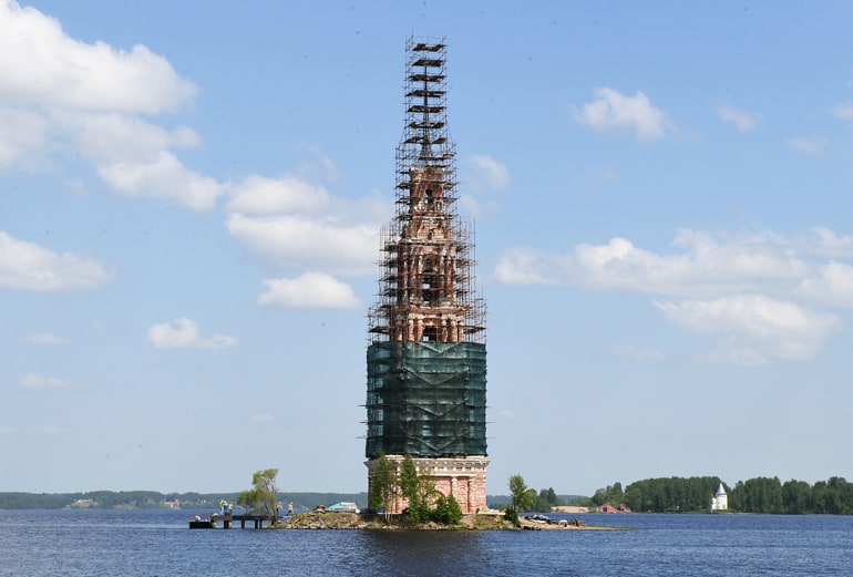 Будет берег и причал: в Калязине масштабно реставрируют знаменитую затопленную колокольню